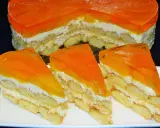 Pyszne ciasto z brzoskwiniami i mascarpone, z warstwami biszkoptów i pomarańczowej galaretki. Idealne na deser!