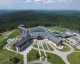 Hotel Arłamów, dzieło wizjonerskiego właściciela, w otoczeniu zielonych wzgórz. Kompleks hotelowy z basenem i boiskiem piłkarskim.