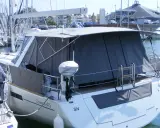 Bateau avec taud de soleil intégral, offrant une protection complète. La différence entre bimini et taud de soleil est claire : le taud couvre plus.