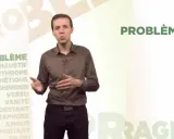 Un homme parle devant une liste de mots, dont "problème" et son synonyme.
