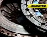 Primer plano de un disco de embrague desgastado. El **pedal de embrague muy alto** indica que el embrague patina y necesita ser reemplazado.