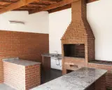 Solidny grill murowany z cegły, projekt z blatem i zlewem. Idealny na rodzinne spotkania.