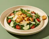 Luftiger Gnocchi Salat mit Kirschtomaten, Gurke, Rucola und Parmesan. Perfekt aus der Heißluftfritteuse!