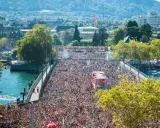 Folla immensa al festival zurigo, un mare di gente festeggia sul ponte durante la Street Parade.