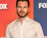 Adan Canto ler vid en FOX-bakgrund.