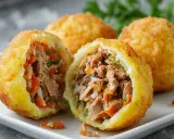 Crujientes patatas rellenas de carne deshebrada y verduras, un bocado delicioso y casero.
