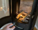 Tända en brasa i kaminen med tändare. Viktigt med brandskydd kamin för säkerhet.