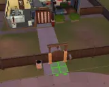 The Sims 4: kod na przesuwanie rzeczy, widok na dom z podwórkiem i bramą.