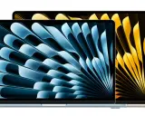 Dwa nowe MacBooki Air, jeden z niebieskim, drugi z żółtym wzorem na ekranie, gotowe do pracy.
