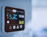 Nowoczesny termostat pokojowy pokazuje 15,8°C. Czy czujnik pogodowy do pieca gazowego warto zainstalować, by oszczędzać?