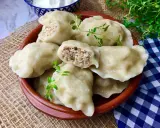 Pyszne pierogi z kaszą gryczaną i serem, idealne na obiad. Sprawdzony przepis na domowe danie.