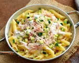 Penne z cukinią, szynką i kremowym sosem. Pyszne danie, które zachwyci każdego miłośnika makaronu.