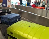Walizki na taśmie bagażowej. Zastanawiasz się, co zabrać na wakacje all inclusive? Oto inspiracja!