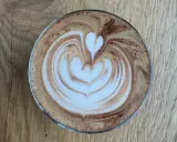 Ein Latte Macchiato mit Herz-Latte-Art, perfekt für Ihre caffè mocha rezepte.
