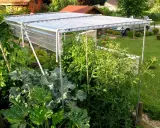 Structure simple pour comment fabriquer toit pour tomates, protégeant les plants des intempéries.