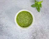 Frisches Basilikum und ein Schälchen mit selbstgemachtem Pesto. Ein einfaches Pesto Rezept für Pasta.