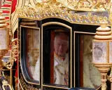 Król Karol III w złotej karocy, symbolizujący jego panowanie. Król karo znaczenie jest widoczne w jego dostojnym wyglądzie.