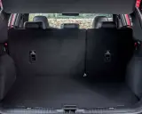 Maletero del Ford Kuga con asientos abatidos, listo para cargar equipaje o compras. Se aprecian los anclajes ISOFIX.