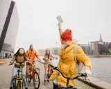 Amici esplorano Copenaghen in bicicletta, godendosi la libertà di muoversi con le biciclette gratis.