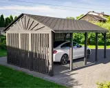 Drewniana wiata na działce ROD chroni białe auto. Dach kryty papą, ściany z pionowych desek.