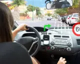 System rozpoznawania znaków drogowych pokazuje skręt w prawo za 300 m i ograniczenie prędkości do 60 km/h.