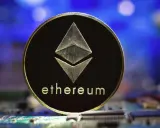 Złoty token Ethereum z symbolem sieci i napisem "ethereum" na tle niebieskiego światła i obwodów drukowanych. To symbol technologii ERC-20.