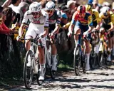 Radprofis kämpfen auf Kopfsteinpflaster um die Vorherrschaft. Ein Moment, der die Geschichte der Monumente des Radsports schreibt.