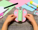 Un papillon en rouleau de papier toilette, un bricolage facile et rapide et utile. Des ciseaux, un crayon et de la colle sont à portée de main.