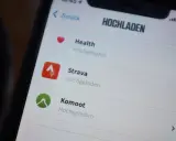 Na ekranie telefonu widać aplikację Strava po polsku, obok Health i Komoot.