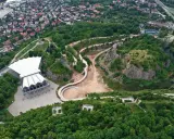 Amfiteatr Kadzielnia w Kielcach, idealne miejsce, by zobaczyć, co zwiedzić w świętokrzyskim. Wspaniałe widoki i ciekawe zakątki.