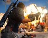 Rico Rodriguez strzela z pistoletu maszynowego, wywołując eksplozję. W tle radiowóz i powalony przeciwnik. Just Cause 3 wymagania.