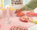 Mesa llena de dulces y palomitas, ¡ideas para mesas de chuches que encantan a todos!