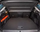 Maletero Citroën C4 vacío, con el triángulo de emergencia naranja visible a la izquierda. Espacio de carga listo para tus aventuras.