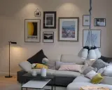 Przytulne mieszkania w Danii: salon z wygodną kanapą, galerią ścienną i designerską lampą.