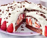 Saftige Stracciatella Torte mit frischen Erdbeeren und Schokostückchen, üppig mit Sahne verziert.