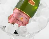 Flasche Louis Bouillot Rosé Crémant de Bourgogne in Eis gekühlt, perfekte Champagner Temperatur.
