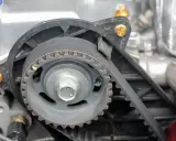 Pasek rozrządu i koło zębate – kluczowy mechanizm sterujący pracą silnika spalinowego.