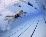 Pływak w soczewkach pokonuje tor w basenie. Czy w soczewkach można pływać? Tak, ale ostrożnie.
