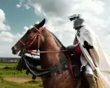 Ein Ritter in voller Rüstung reitet auf einem braunen Pferd. Die Szene erinnert an Geschichten für ritter kinder.