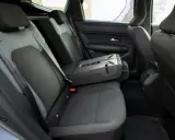Interni Dacia Bigster: sedili posteriori in tessuto grigio e nero, bracciolo centrale ribaltabile con portabicchieri.