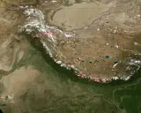 Gdzie jest K2? Mapa satelitarna Himalajów z zaznaczonymi szczytami, w tym K2, Broad Peak, Nanga Parbat i Mount Everest.