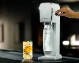 Woda gazowana z cytrusem i rozmarynem, przygotowana na SodaStream. Czy woda ma kalorie? Ta orzeźwiająca opcja z pewnością nie!