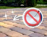 Zastanawiasz się, czym umyć kostkę na tarasie? Unikaj myjki ciśnieniowej, by nie uszkodzić jej powierzchni.