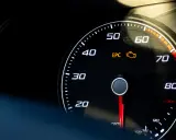 Luz de advertencia EPC encendida en el tablero del coche, indicando un problema.