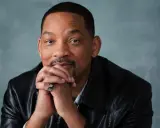 Will Smith, känd från många filmer och tv-program, sitter med händerna knäppta framför sig.