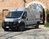 Srebrny Fiat Ducato Maxi stoi przed ceglanym murem i łukiem z napisem "PODERE S. LUIGI".