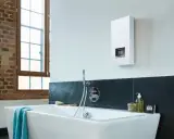 Modernes Bad mit freistehender Wanne und einem weißen wassererhitzer bad an der Wand.