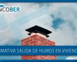 Chimenea de ladrillo con tapa negra, bajo un cielo nublado. Texto: "Normativa salida de humos en viviendas".
