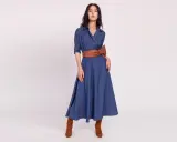 Modelka w niebieskiej sukience z brązowym pasem i botkami. Brązowy to kolor, jaki pasuje do niebieskiego, tworząc elegancką stylizację.