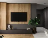 Nowoczesna zabudowa ściany w salonie z drewnianymi panelami i czarnym TV. Inspiracje dla Twojego wnętrza.